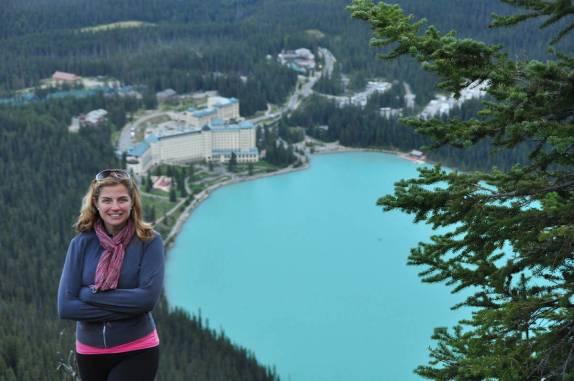 Vista privilegiada do Lake Louise e do hotel, vistos do alto da Beehive, , em Alberta, no Canadá